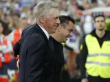 Ancelotti y Xavi Hernández, antes del Clásico en el Bernabéu.