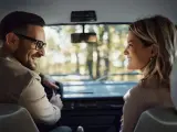 Una pareja se mira mientras va en el coche.