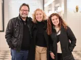 El director, Abel Folk, con la autora de 'Claveles', Emma Riverola, y Silvia Marsó.