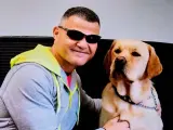David Casinos, campeón paralímpico, con su perro guía.