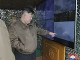 En esta foto facilitada por el gobierno norcoreano, el líder norcoreano Kim Jong Un, a la derecha, supervisa un simulacro en un lugar no revelado de Corea del Norte el lunes 22 de abril de 2024