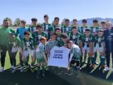 Equipo juvenil AD Los Gallardos apoyan a su portero Juanje.
