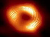 Esta imagen muestra la vista polarizada del agujero negro de la Vía Láctea.