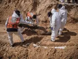 Exhumación de cuerpos junto al hospital de Nasser, en Gaza.