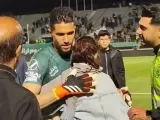 Hossein Hosseini abraza a una mujer tras el partido.