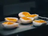 Huevos pasados por agua pelados y partidos por la mitad