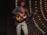 John Lenon tocando la guitarra en uno de sus conciertos.