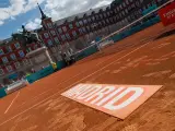 Pista de tenis en la Plaza Mayor con motivo del Mutua Madrid Open 2024.