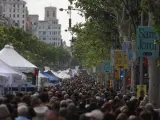 Passeig de Gr&agrave;cia se llena de personas para celebrar la diada de Sant Jordi.