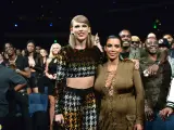 Taylor Swift y Kim Kardashian, en los MTV Video Music Awards de 2015.