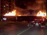 Un tren envuelto en llamas ha cruzado, la noche de este lunes, el centro de la localidad de London, en Ontario (Canadá), dejando atónitos a todos aquellos que contemplan la dantesca escena.