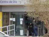 Una mujer pasea junto a un anciano en silla de ruedas hacia la residencia Albertia, a 17 de abril de 2021, en Lugo, Galicia (Espa&ntilde;a).