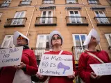 Varias mujeres vestidas con el uniforme del 'Cuento de las Criada' se manifiestan bajo el lema &lsquo;Las mujeres no se alquilan, los beb&eacute;s no se compran&rsquo;, frente al Ministerio de Justicia, a 22 de abril de 2023, en Madrid (Espa&ntilde;a).