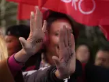 Manifestantes muestran sus manos con un con la escritura: Libre, durante una protesta para pedir más garantías sobre la aplicación de la ley del aborto frente al Senado italiano en Roma, martes 23 de abril de 2024.