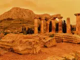 El polvo sahariano cubre el templo de Apolo en Corinto, Grecia.