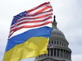 Las banderas estadounidense y ucraniana ondean al viento frente al Capitolio el martes 23 de abril de 2024, en Washington. El Senado sigue adelante con la concesión de 95.000 millones de dólares en ayuda de guerra a Ucrania, Israel y Taiwán.