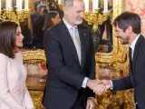 Los reyes Felipe VI y Letizia reciben al ministro de Cultura, Ernest Urtasun, antes del almuerzo en el Palacio Real