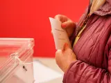 Una persona ejerce su derecho a voto en las elecciones vascas, en el Colegio Público Otxandio, en Otxandio, (Vizcaya, País Vasco)