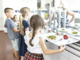 Niños en un comedor escolar.