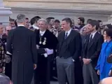 Pedro Sánchez recibe al Rey con las manos en los bolsillos