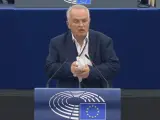 Un eurodiputado eslovaco soltó este miércoles una paloma blanca viva en pleno debate del Parlamento Europeo para pedir la paz en Europa.