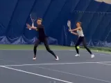 Zendaya entrena movimientos de tenis para su última película.