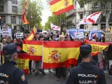 Asistentes a la manifestación para pedir la dimisión de Pedro Sánchez, este jueves en la calle de la sede del PSOE.