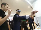 El presidente de la Junta de Andalucía, Juanma Moreno, interactúa con unas gafas de realidad virtual antes de la inauguración del X Congreso de la Asociación de Centros de Formación Profesional.
