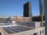 Placas fotovoltaicas instaladas en la cubierta del Institut Cantons en el barrio de Poblenou, Barcelona.