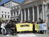 Protestas por el turismo en Canarias ante el Congreso.