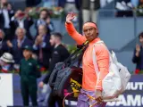 Rafa Nadal saluda a la pista en su regreso dos años después al Mutua Madrid Open.