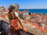Turista disfrutando de las vistas de Lisboa