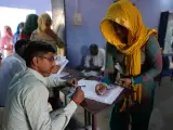 Una mujer se prepara para votar durante la primera vuelta de las elecciones nacionales de la India.