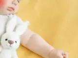 Bebé con las mejillas rojas.