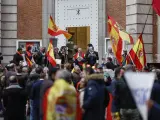 Decenas de personas se congregan en una marcha contra el presidente del Gobierno, Pedro Sánchez, frente a la sede del PSOE.