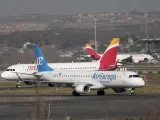 Un avi&oacute;n de Iberia y otro de Air Europa en las pistas del Aeropuerto de Barajas.