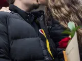 Imagen de archivo de una pareja besándose en Sant Jordi.