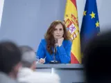 La ministra de Sanidad, Mónica García, interviene durante una rueda de prensa posterior a la reunión del Consejo de Ministros, en el Palacio de la Moncloa, a 16 de abril de 2024, en Madrid (España).