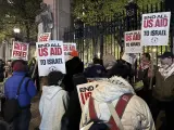 Manifestantes propalestinos se manifiestan ante la puerta principal de la Universidad de Columbia, en Nueva York, a primera hora del viernes 26 de abril de 2024.