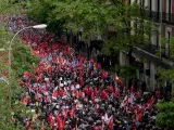 Miles de personas durante una concentraci&oacute;n en la calle de Ferraz en apoyo al presidente del Gobierno, Pedro S&aacute;nchez.