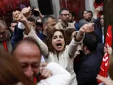 La vicepresidenta primera, María Jesús Montero, saluda a un grupo de simpatizantes tras interrumpir el acto los líderes socialistas presentes en el Comité Federal del PSOE y salir a la calle.