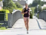 Mujer corriendo por la ciudad