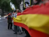 Decenas de personas en una marcha contra el presidente del Gobierno, Pedro Sánchez, frente a la sede del PSOE, en la calle Ferraz, el pasado viernes.
