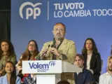 El candidato del partido a la Generalitat, Alejandro Fernández, interviene en un mitin del PP este domingo en Lleida.