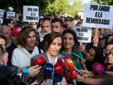 La ministra de Sanidad, Mónica García, atiende a la prensa en la marcha con el lema "Por amor a la democracia".
