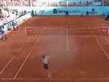 Roberto Caraballés intenta golpear al Bublik durante un partido en el Mutua Madrid Open.