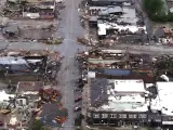 Esta imagen tomada de un vídeo proporcionado por KOCO muestra los daños causados por un tornado en Sulphur, Oklahoma, el domingo 28 de abril de 2024.