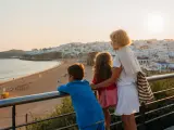 Madre e hijos disfrutando las vistas de Albufeira, en Algarve (Portugal).
