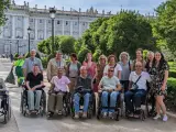 Grupo de turistas con discapacidad en una visita turística
