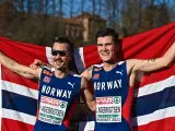 Jakob y Henrik Ingebrigtsen con la bandera de Noruega.